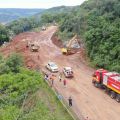 Equipes trabalharam ao longo do dia para liberar a pista (Foto: PMRv)