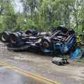 Carreta capotou no início da manhã desta sexta-feira (Foto: ClicRDC)