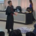 Na foto, o Promotor de Justiça argumenta aos jurados. enquanto mostra os inúmeros boletins de ocorrência já registrados contra os réus (papéis que estão no chão) - Foto: MPSC/Divulgação