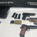 Na casa dele foram apreendidas armas de fogo (Foto: Polícia Militar)