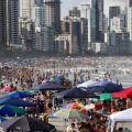 Guarda-sóis e banhistas na Praia Central de Balneário Camboriú em 28 de dezembro de 2022 — Foto: Anderson Kuehne/PMBC/Divulgação