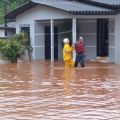 Moradores de Quilombo são retirados de residências (Foto: Corpo de Bombeiros)