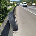 Pneu que atingiu pedestre na BR-101 em Biguaçu — Foto: PRF/Divulgação