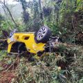 Buggy caiu em ribanceira de aproximadamente 50 metros (Foto: Corpo de Bombeiros)