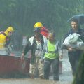 Moradores socorridos em Santa Cruz do Sul — Foto: Reprodução/RBS TV
