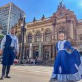 Wendell Coelho e Pati Viegas, com roupas típicas do RS, no Theatro Municipal de SP — Foto: Arquivo pessoal