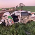 Policiais que estavam na viatura tiveram lesões leves (Foto: Polícia Militar)