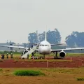 Avião sai da pista em Cascavel — Foto: RPC Cascavel