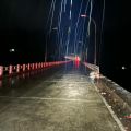 Caminhão despencou na cabeceira do Rio Chapecó (Foto: Corpo de Bombeiros)
