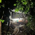 Caminhão despencou na cabeceira do Rio Chapecó (Foto: Corpo de Bombeiros)