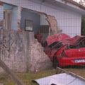 Carro invadiu casa após acidente em São Leopoldo — Foto: Reprodução/RBS TV