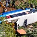 Ônibus tombou em Imigrante, no RS — Foto: Reprodução/ RBS TV
